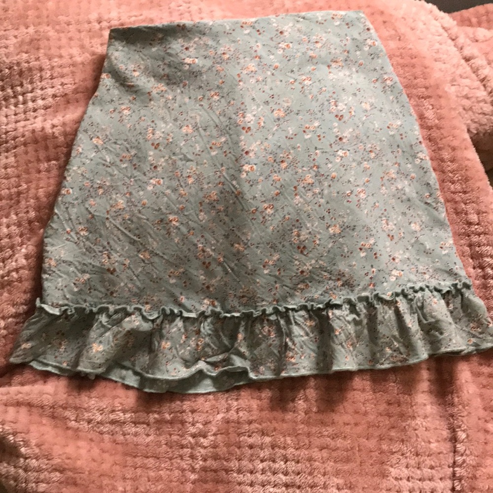 Brandy Melville floral skirt zipper in back ruffle on bottom